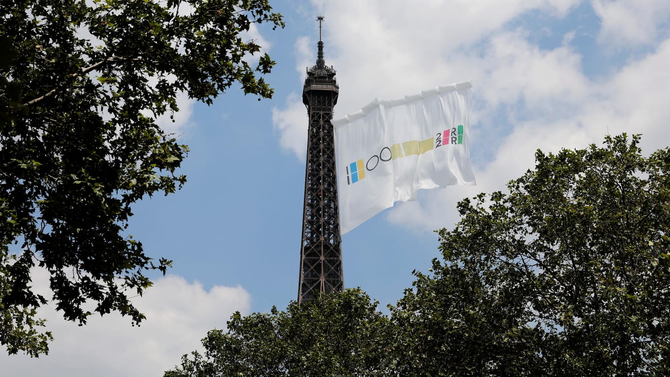 Weiße Fahne am Pariser Eiffelturm: Die Betreiber gaben an, es handele sich um einen "Versuch".
