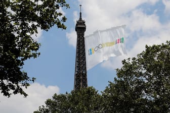 Weiße Fahne am Pariser Eiffelturm: Die Betreiber gaben an, es handele sich um einen "Versuch".