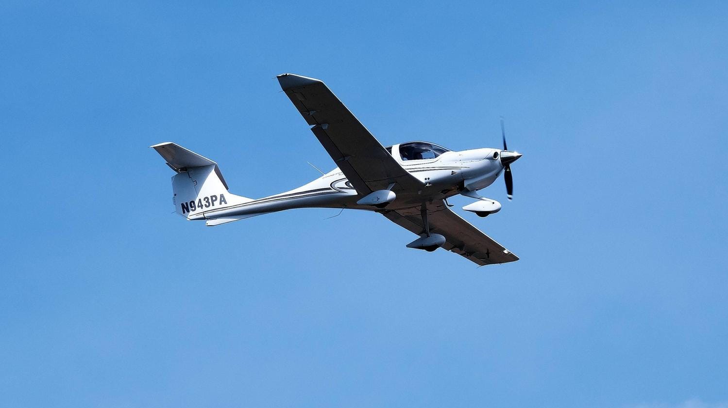 Ein Leichtflugzeug am Himmel (Symbolbild): Ein ähnliches ist in Gelnhausen abgestürzt.