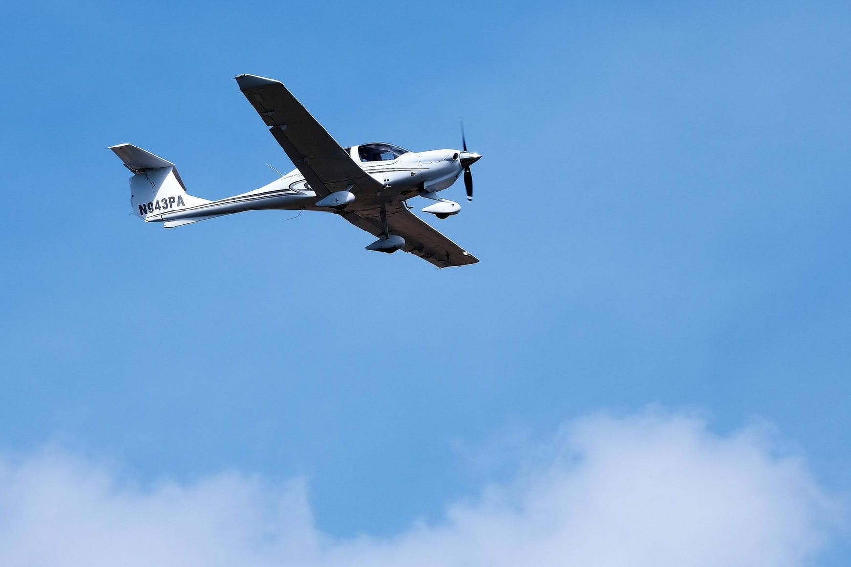 Ein Leichtflugzeug am Himmel (Symbolbild): Ein ähnliches ist in Gelnhausen abgestürzt.