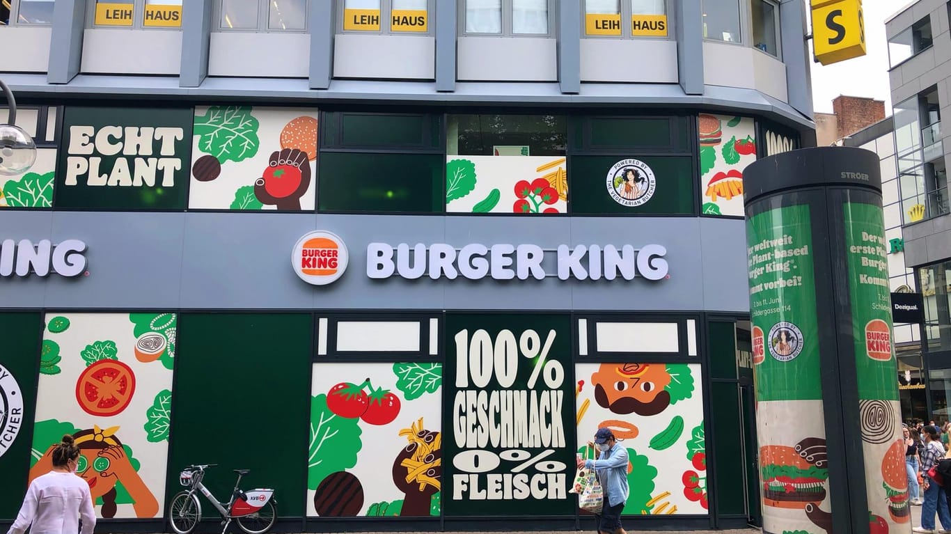 "Echt Plant" steht auf einer Kölner Fast-Food-Filiale: Der Andrang auf den Pop-up-Laden ist groß.