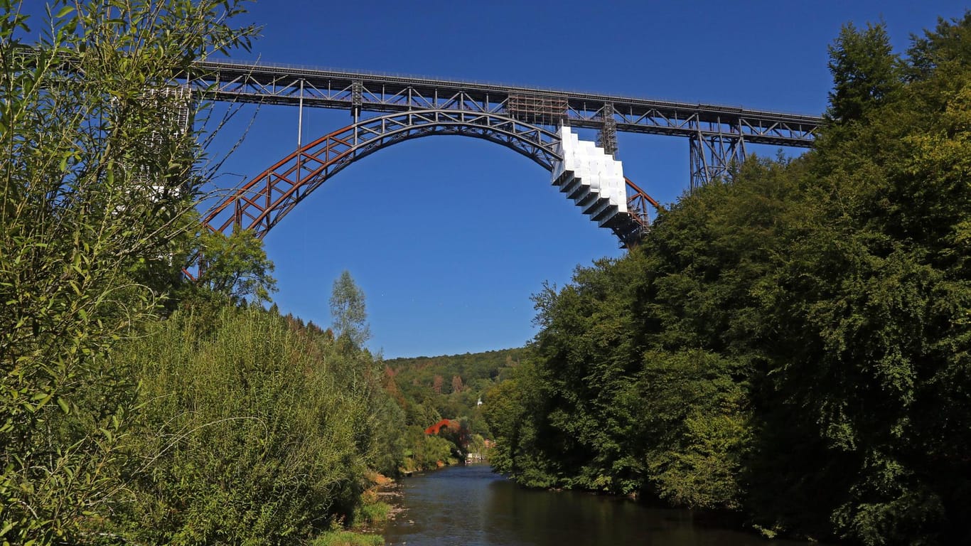 Die höchste Eisenbahnbrücke Deutschlands (Archivbild): Die Müngstener Brücke soll bald begehbar sein.