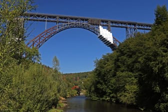 Die höchste Eisenbahnbrücke Deutschlands (Archivbild): Die Müngstener Brücke soll bald begehbar sein.