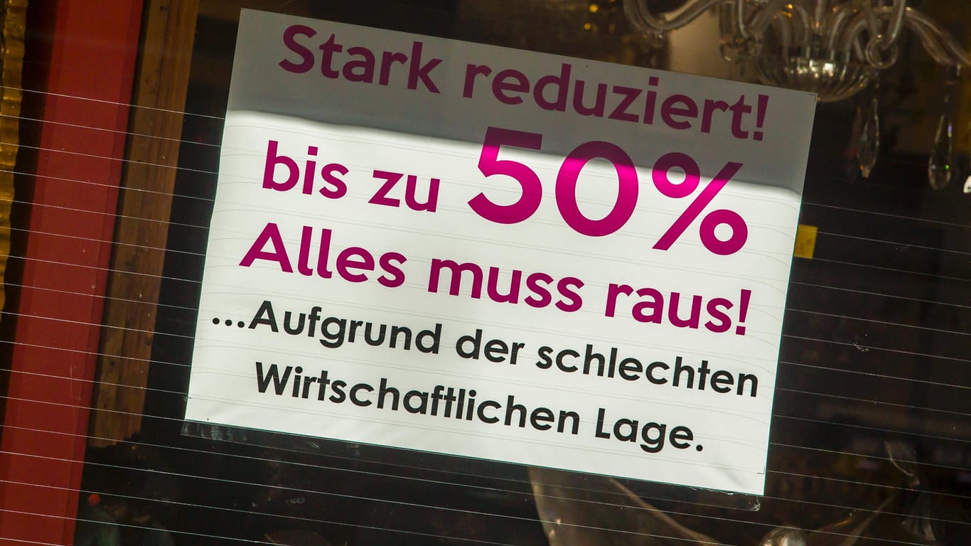 Schlussverkauf-Schild (Symbolbild): Viele Unternehmen haben immer noch finanzielle Probleme.