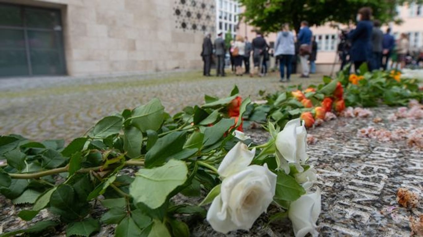 Vor der Synagoge in Ulm liegen am Holocaustdenkmal Blumen