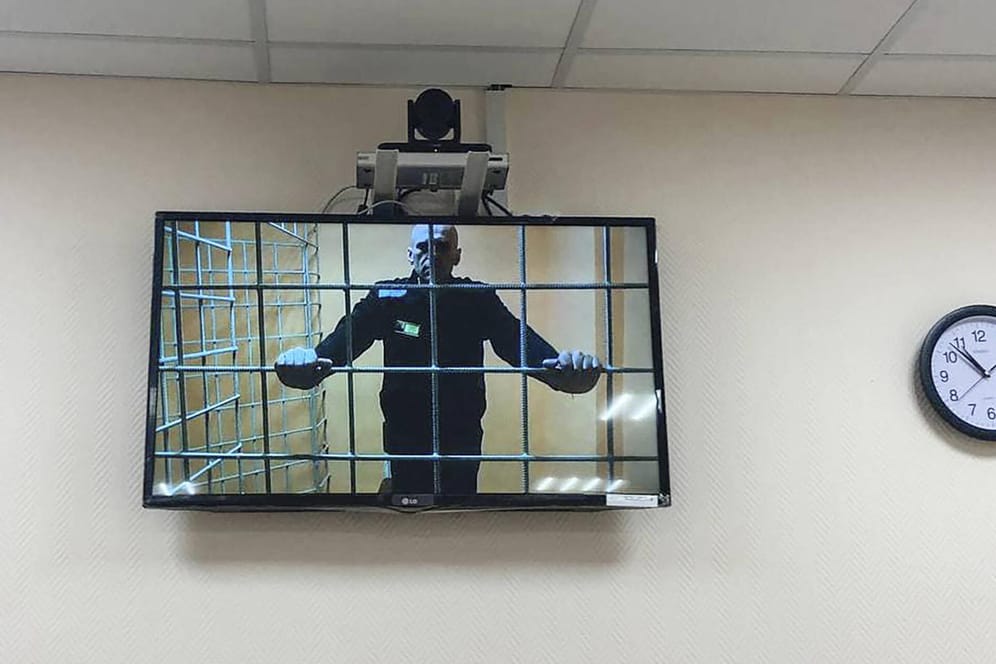 Alexej Nawalny auf einem Bildschirm bei einer Anhörung in Petuschki: Der Kremlkritiker wurde von einem Krankenhaus zurück in eine Strafkolonie verlegt.
