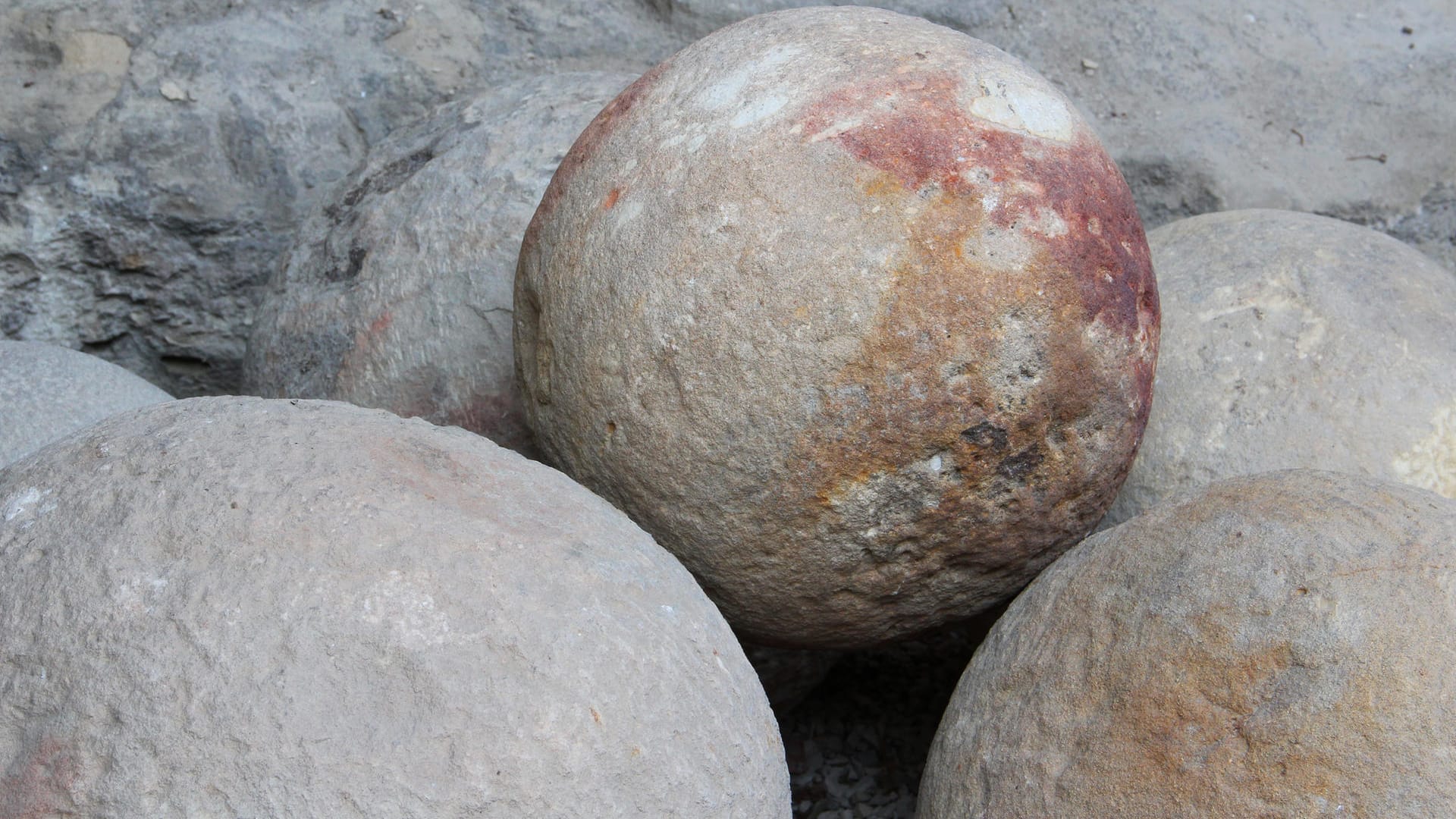 Kanonenkugeln (Symbolbild): In Brühl haben Bewohner alte Munition gefunden. Kanonenkugeln (Symbolbild): In Brühl haben Bewohner alte Munition gefunden.