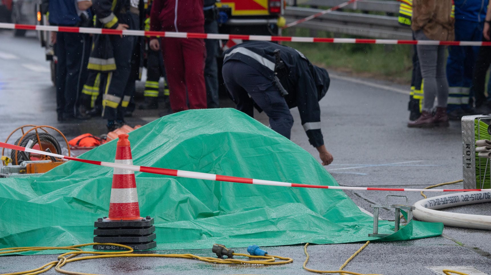 Einsatzkräfte am Unfallort: Der Verkehr an der Autobahn war nicht beeinträchtigt.