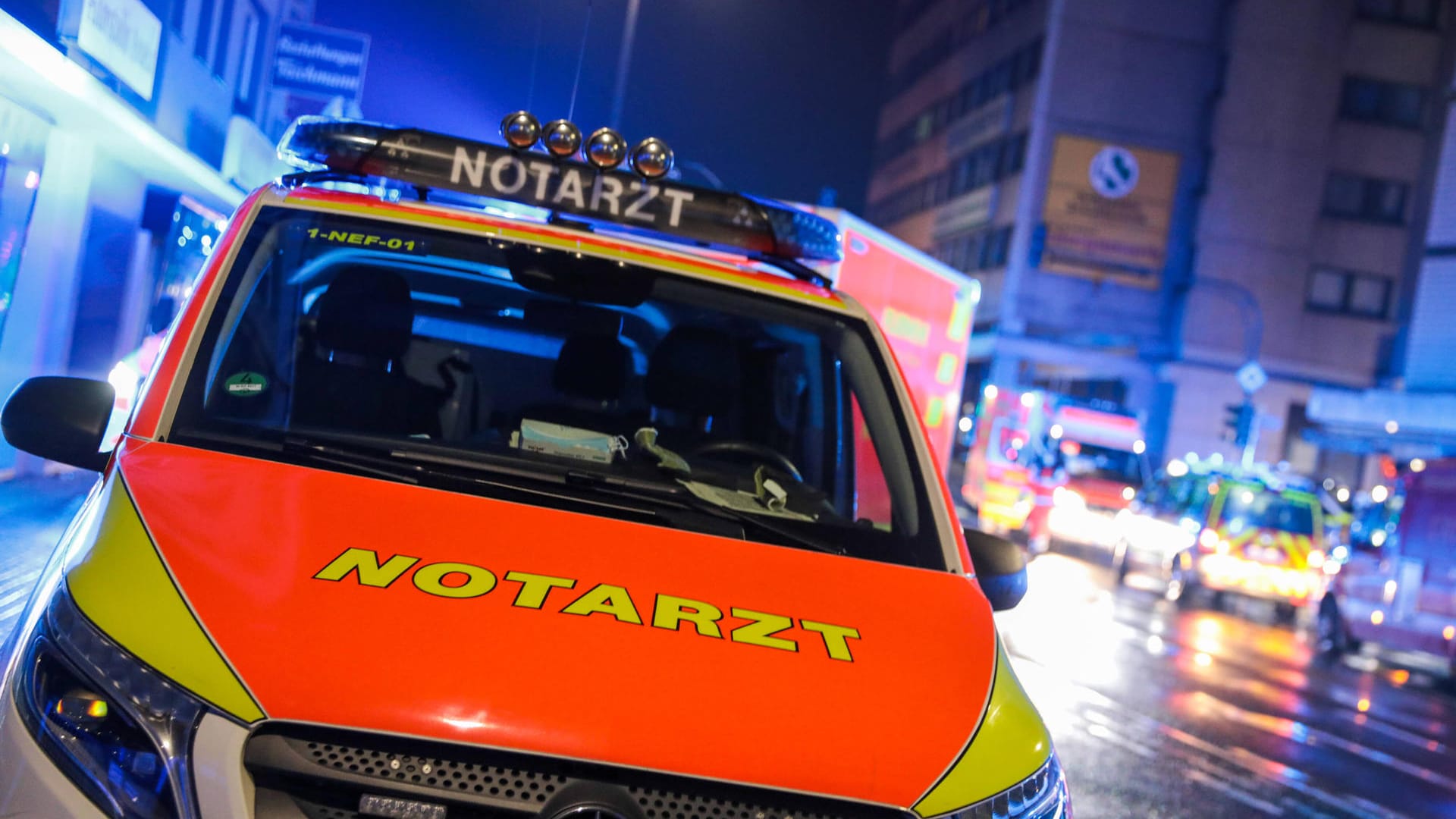 Ein Notarztwagen in Wuppertal (Archivbild): Beim Einparken ist eine Frau in eine Schaufensterscheibe gefahren. Ein Notarztwagen in Wuppertal (Archivbild): Beim Einparken ist eine Frau in eine Schaufensterscheibe gefahren.