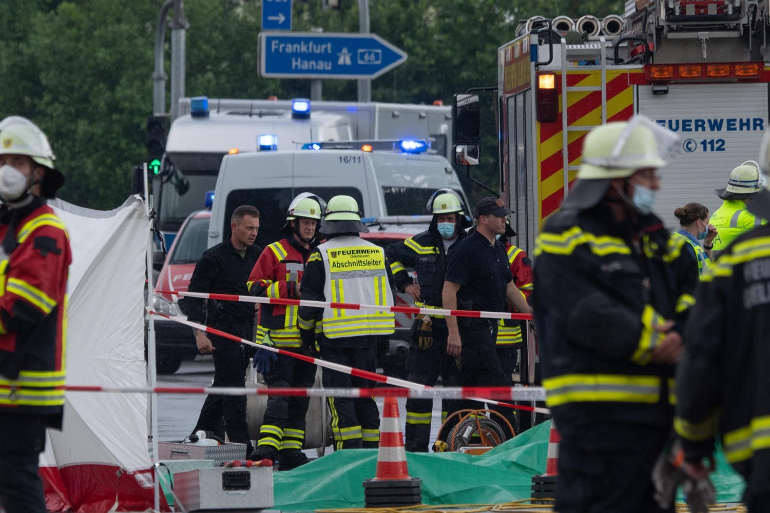 Einsatzkräfte von Polizei und Feuerwehr stehen in der Nähe des Flugplatzes an der Absturzstelle eine Leichtflugzeuges: Bei dem Absturz starben zwei Menschen.