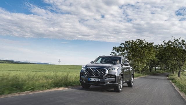 Frischer Wind: Ssangyong hat sein Topmodell Rexton überarbeitet und dem SUV unter anderem mehr Leistung und eine chromglänzende Front spendiert. Frischer Wind: Ssangyong hat sein Topmodell Rexton überarbeitet und dem SUV unter anderem mehr Leistung und eine chromglänzende Front spendiert.