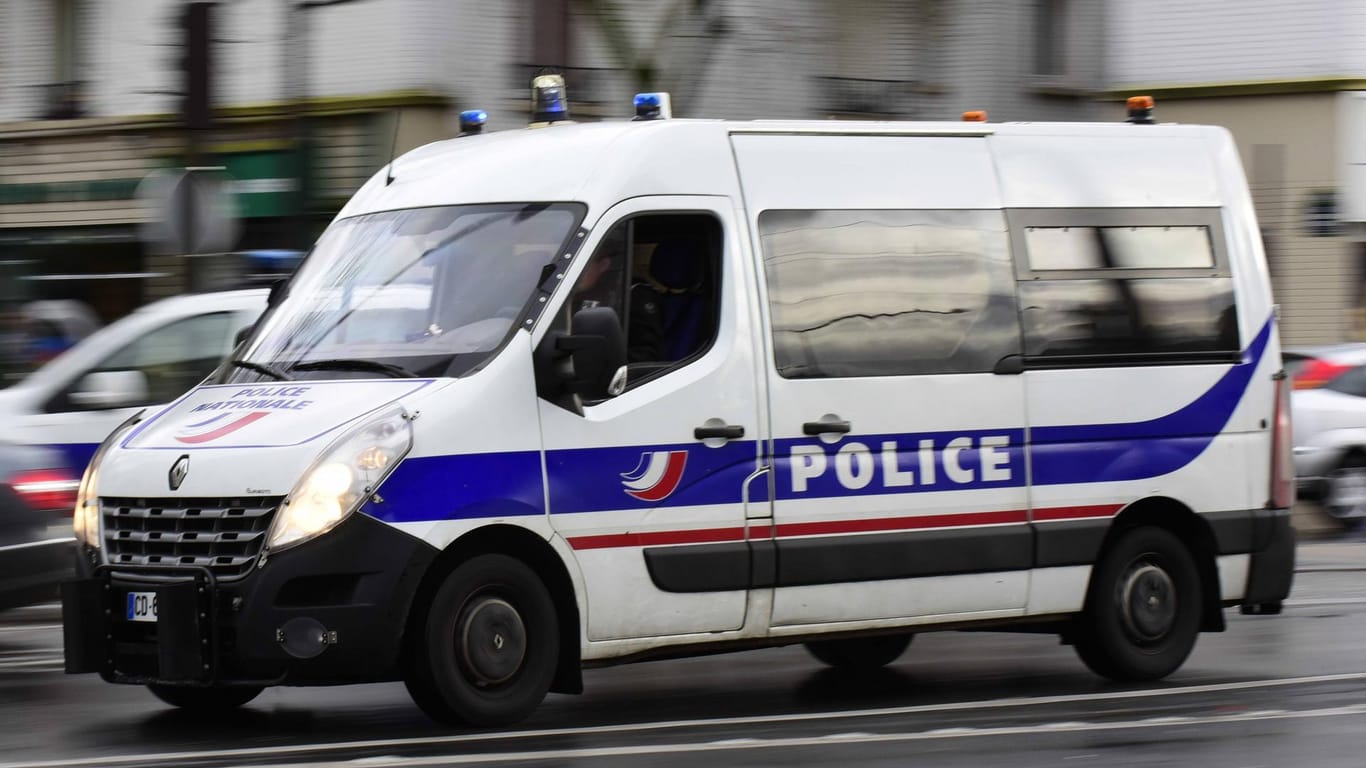 Polizeiwagen in Frankreich: Die Ermittler löschten das Video so schnell wie möglich und boten den Empfängern psychologische Hilfe an (Symbolbild).