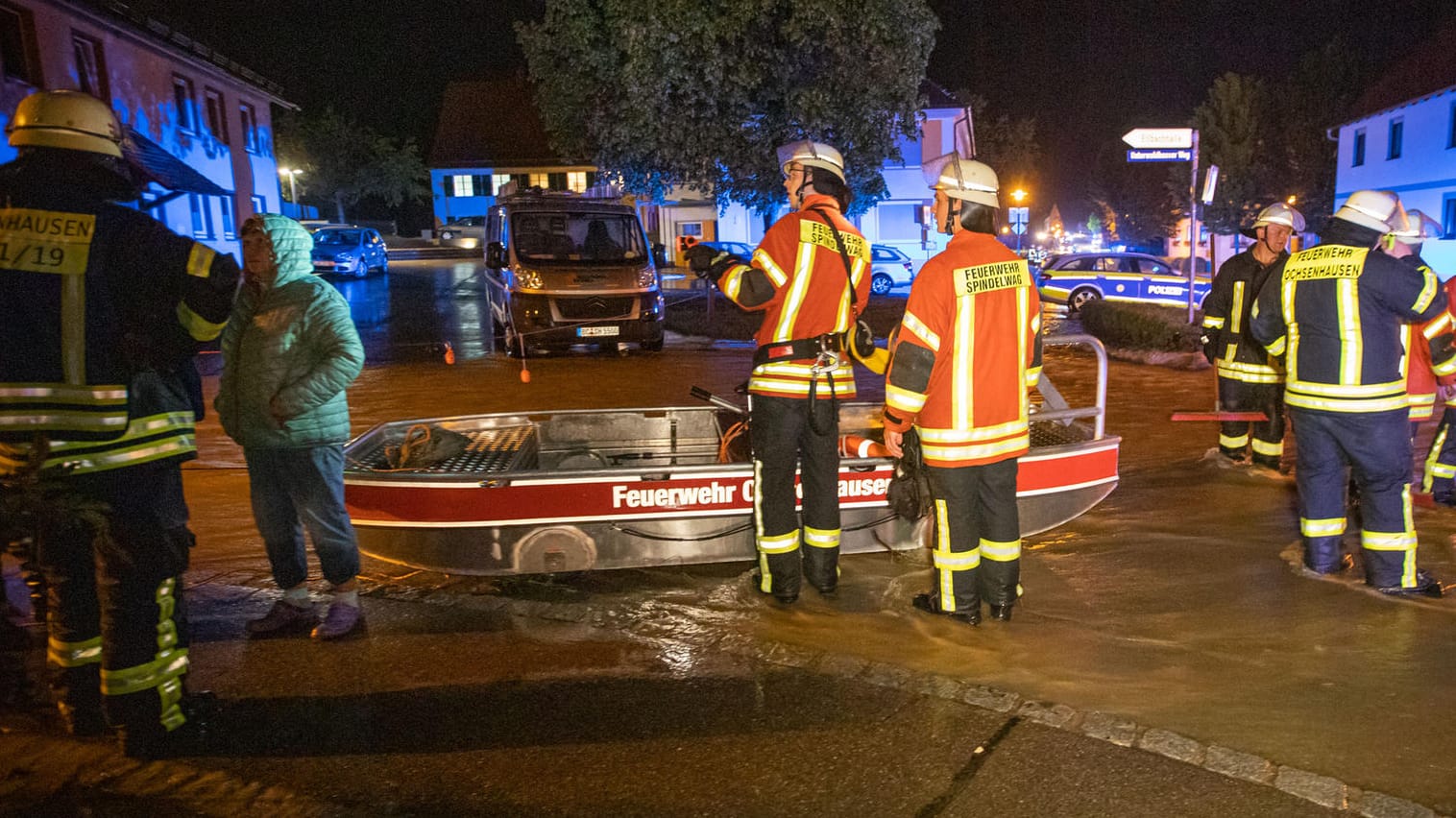 Rettungskräfte in Rot an der Rot: Dort wurde ein Mann in seiner Wohnung von Wassermassen überrascht und ertrank. Rettungskräfte in Rot an der Rot: Dort wurde ein Mann in seiner Wohnung von Wassermassen überrascht und ertrank.