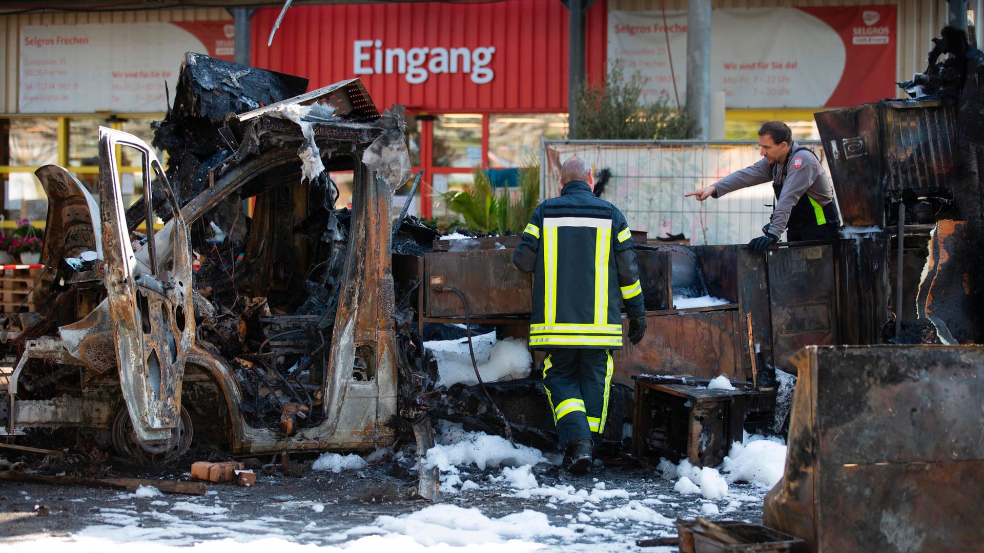 Der abgebrannte Wagen von Willi Herren: Das Feuer hatte nur wenige Tage nach seinem Tod den Imbisstruck zerstört.