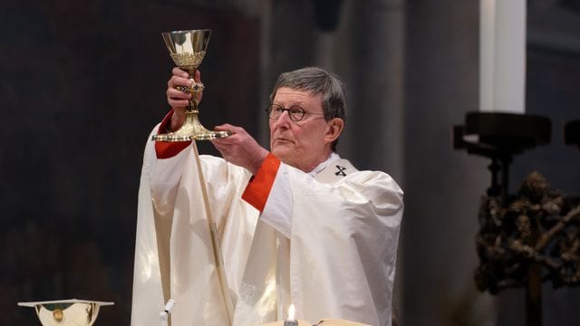 Kardinal Rainer Maria Woelki steht im Kölner Dom am Altar: Die Firmung von 17 Jugendlichen sorgt für Aufruhr. Kardinal Rainer Maria Woelki steht im Kölner Dom am Altar: Die Firmung von 17 Jugendlichen sorgt für Aufruhr.