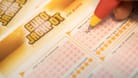 Eine Kundin füllt einen Eurojackpot-Lotterie-Schein aus: Diese Woche gab es keinen Gewinner.
