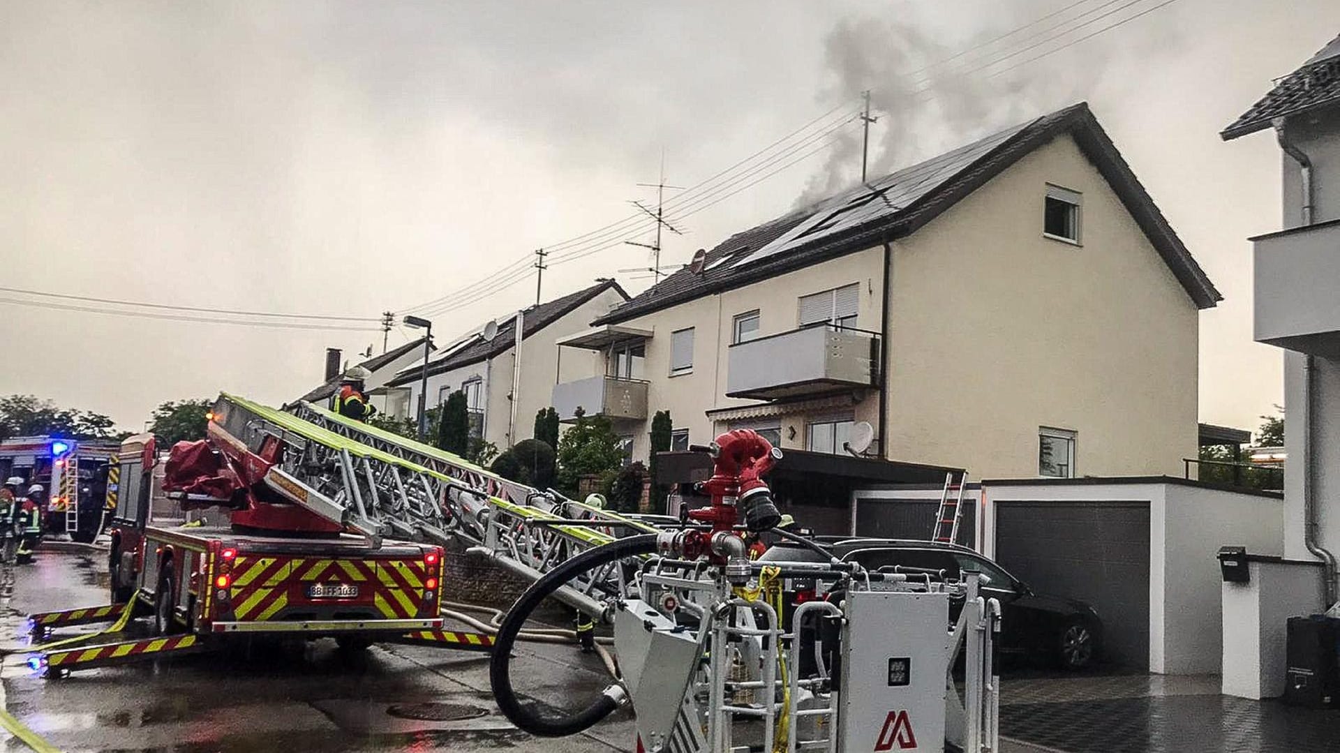 Baden-Württemberg: Ein Blitz hat einen Dachstuhl in Brand gesetzt.