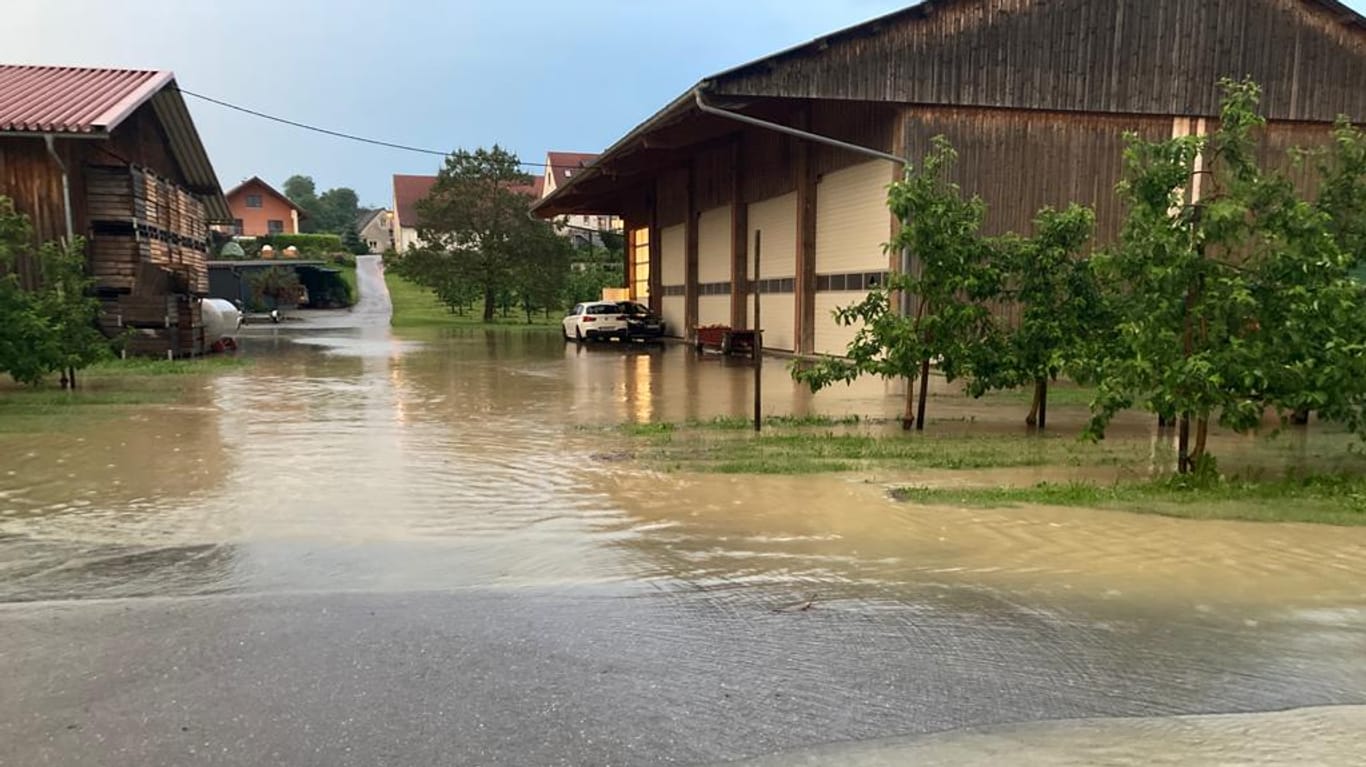 Bodenseekreis: Straßen und Hofflächen überflutet.