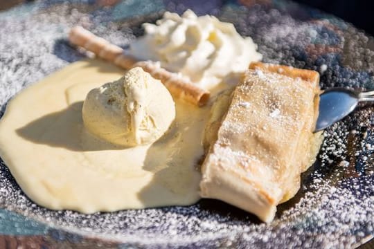 Der Klassiker unter den Strudeln ist der Apfelstrudel.