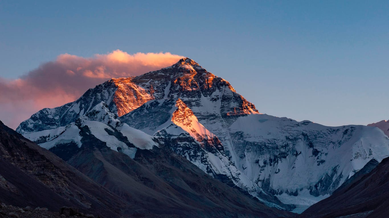 Der Gipfel des Mount Everest: In umliegenden Dörfern nehmen die Corona-Infektionen stetig zu.