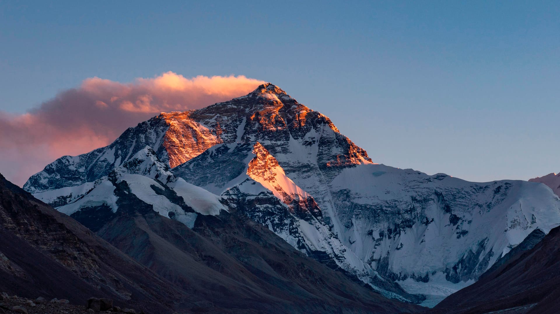 Der Gipfel des Mount Everest: In umliegenden Dörfern nehmen die Corona-Infektionen stetig zu.