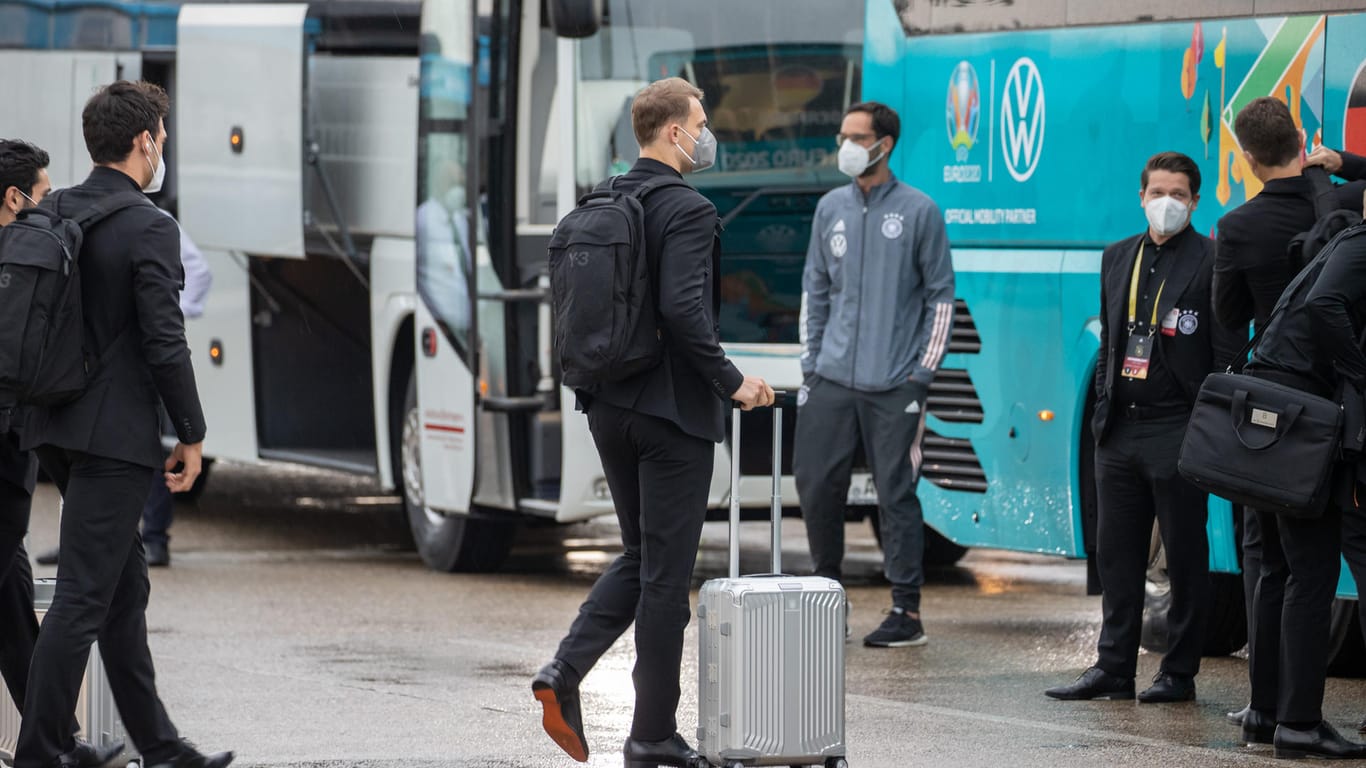 Torwart Manuel Neuer (M) geht bei seiner Ankunft am Albrecht Dürer Flughafen über das Rollfeld zum Bus: Die Nationalmannschaft bezieht das Turnier-Quartier bei Adidas..