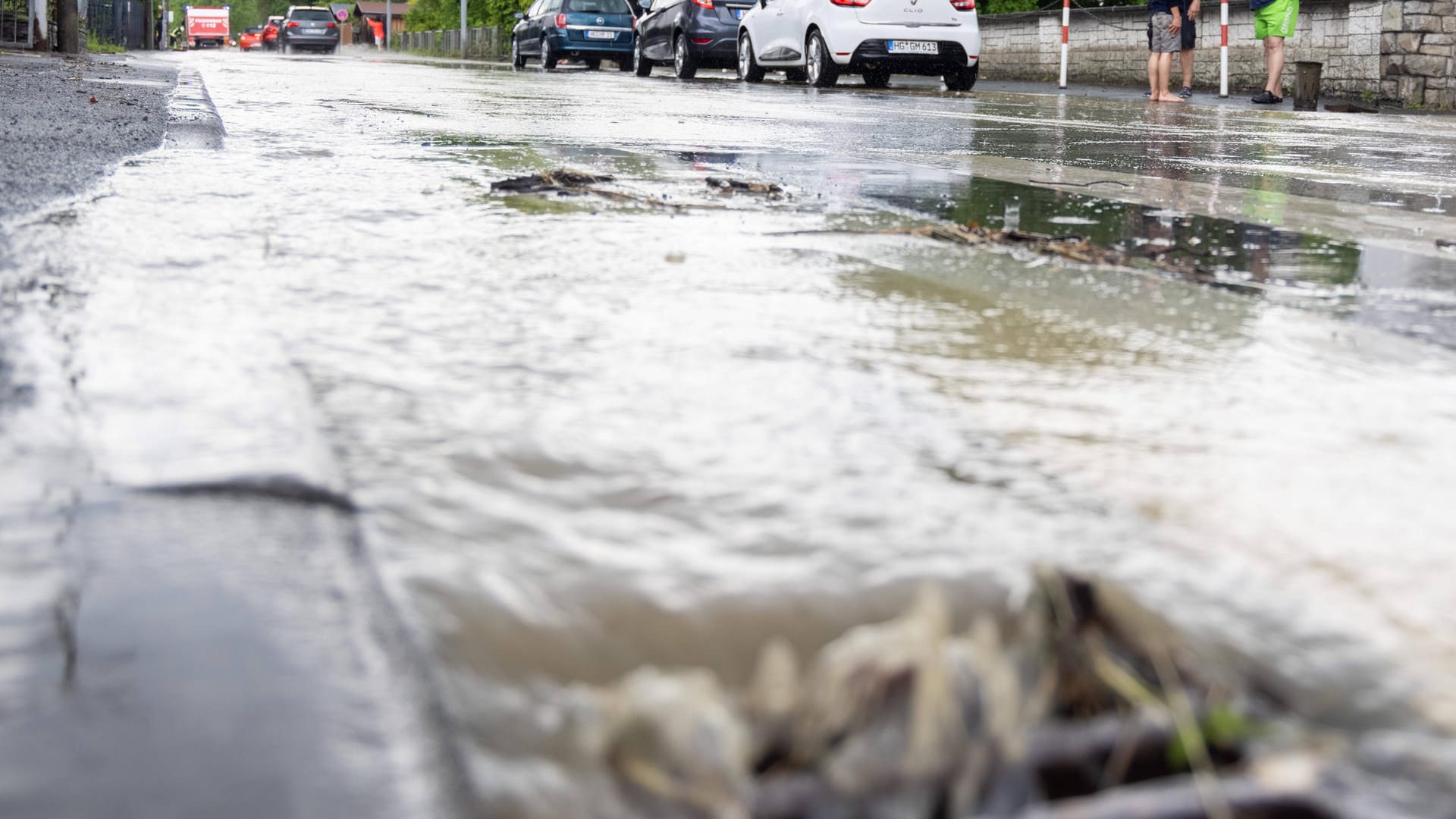 Nach einem starken Gewitter ist die Straße überflutet (Symbolbild): In Nürnberg musste die Feuerwehr an 165 Einsatzstellen anrücken. Nach einem starken Gewitter ist die Straße überflutet (Symbolbild): In Nürnberg musste die Feuerwehr an 165 Einsatzstellen anrücken.