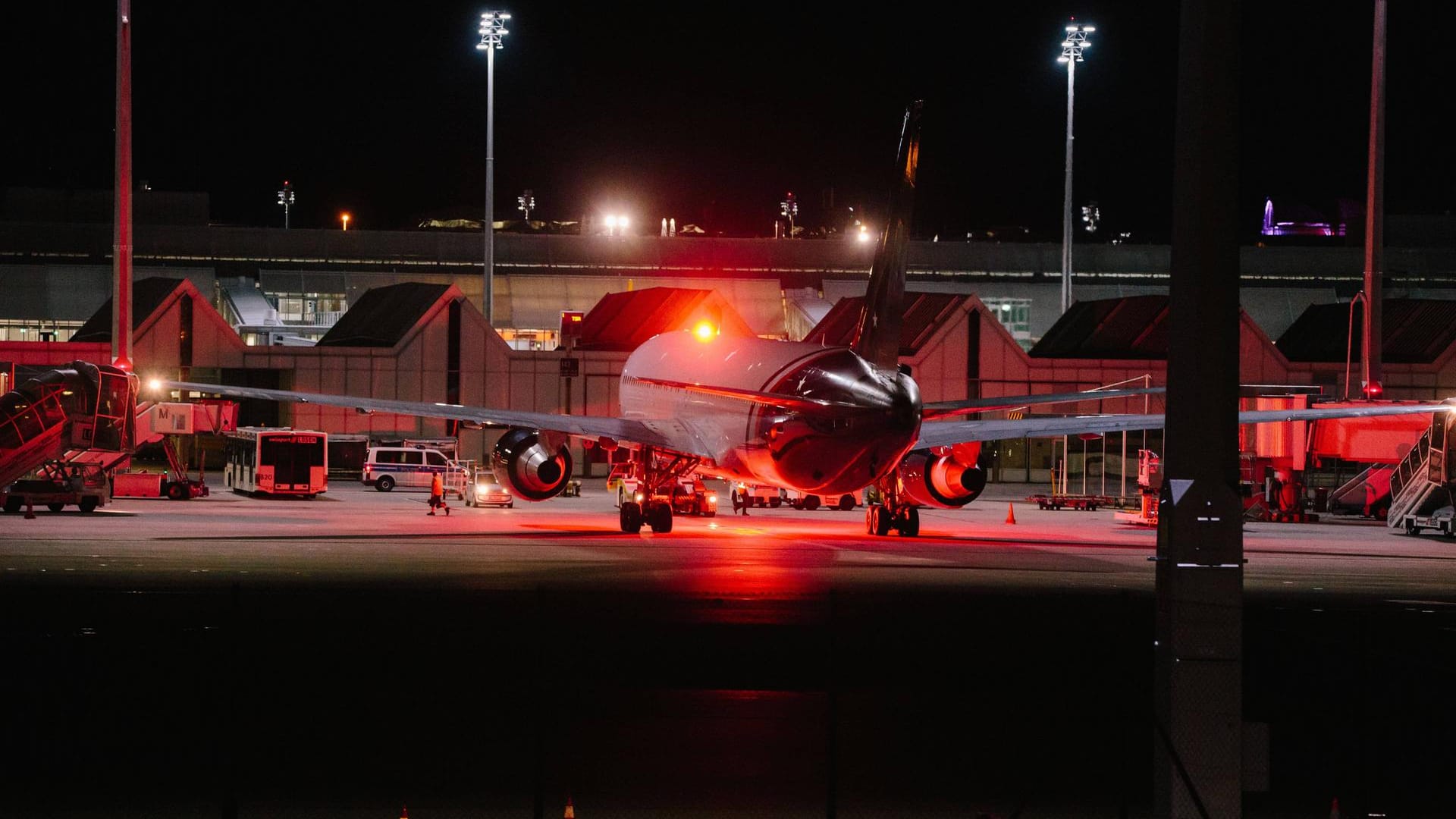 Flugzeug auf einem Flughafen (Symbolfoto): Aus Deutschland sind Menschen nach Afghanistan abgeschoben worden.