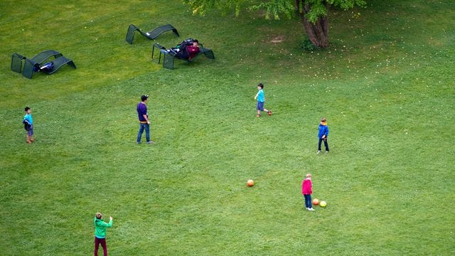Kinder spielen auf einer Wiese im Höhenpark Killesberg in Stuttgart Fußball (Archivbild): Vereinssport ist wegen der höheren Intensität besonders wichtig.