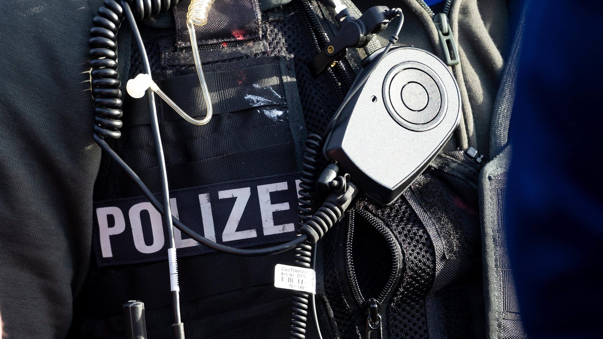 Ein Polizist trägt eine Weste mit Funkgerät (Symbolbild): Gegen 1.20 Uhr soll es zu dem Angriff gekommen sein. Ein Polizist trägt eine Weste mit Funkgerät (Symbolbild): Gegen 1.20 Uhr soll es zu dem Angriff gekommen sein.