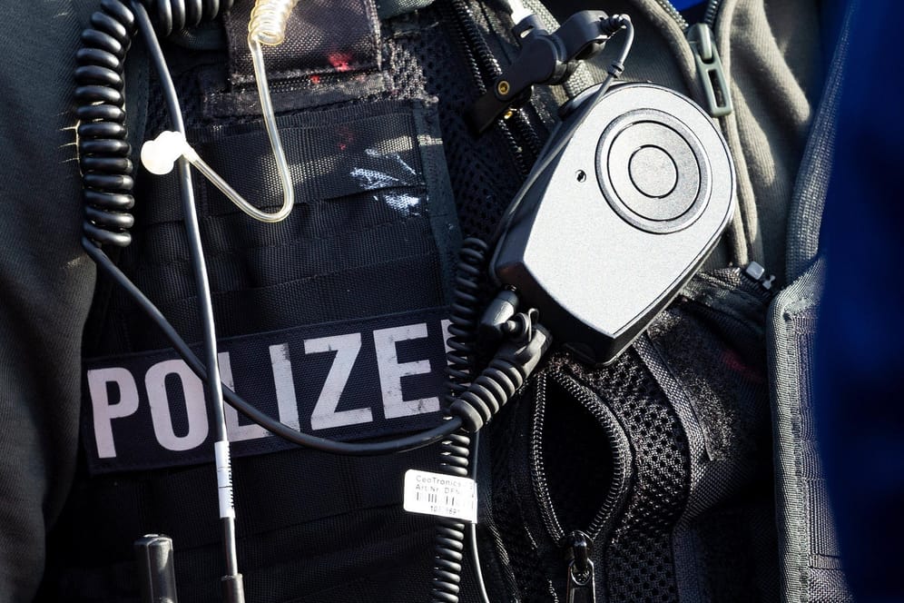 Ein Polizist trägt eine Weste mit Funkgerät (Symbolbild): Gegen 1.20 Uhr soll es zu dem Angriff gekommen sein.