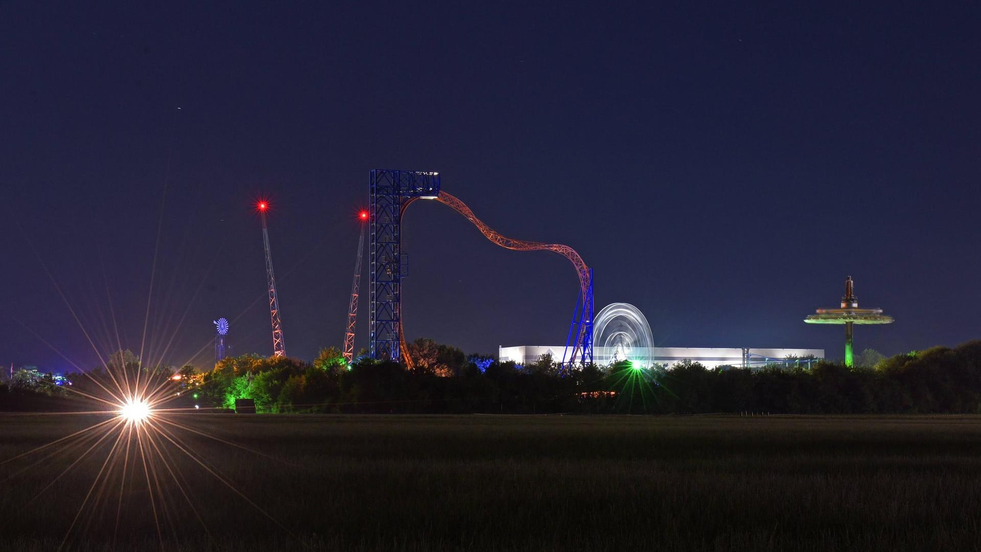 Der Skyline Park im Allgäu bei Nacht (Archivbild): Bayerns größter Freizeitpark empfängt wieder Besucher.