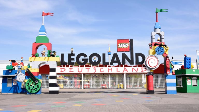 Geschlossene Tore vor dem Legoland Deutschland (Archivbild): Am Donnerstag öffnen sich hier die Türen.