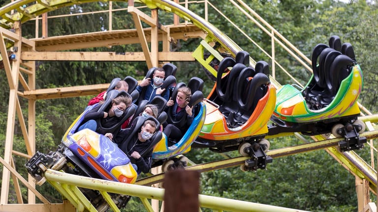Fahrgäste mit Masken in einer Achterbahn im Freizeit-Land Geiselwind (Archivbild): Der fränkische Freizeitpark will ab Juli öffnen.