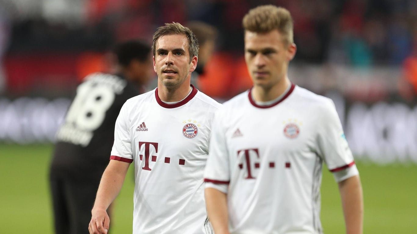 Philipp Lahm (links) und Bayern-Star Joshua-Kimmich: Der ehemalige Nationalspieler sieht seinen Ex-Mannschaftskollegen in der Mittelfeldzentrale am besten aufgehoben.
