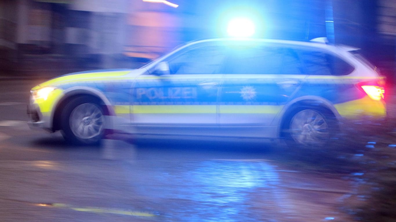 Einsatzwagen der Polizei mit eingeschaltetem Blaulicht bei einem Einsatz (Symbolbild): Die Polizei beziffert den Schaden auf 10.000 Euro.