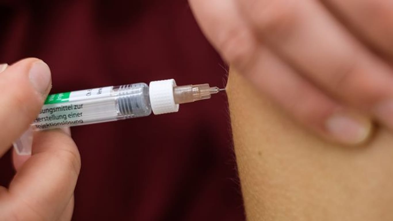 Eine Arzthelferin impft eine Patentin mit einer Spritze (Symbolbild): Mit Videos sollen Vorurteile gegenüber der Impfung aufarbeitet werden.