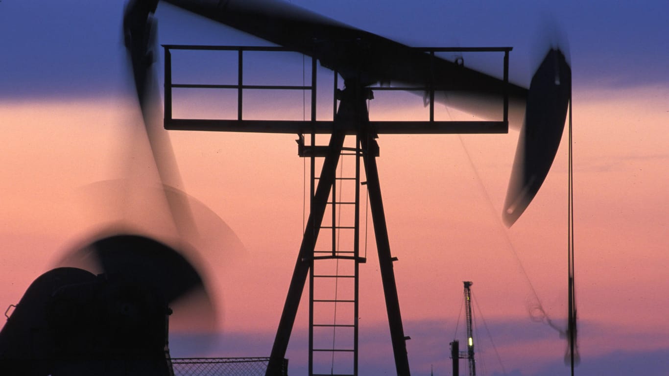 Ölpumpe im regen Betrieb: Auftrieb in den USA, China und Europa lässt den Ölpreis auf ein Mehrjahreshoch schießen.