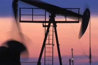 Ölpumpe im regen Betrieb: Auftrieb in den USA, China und Europa lässt den Ölpreis auf ein Mehrjahreshoch schießen.