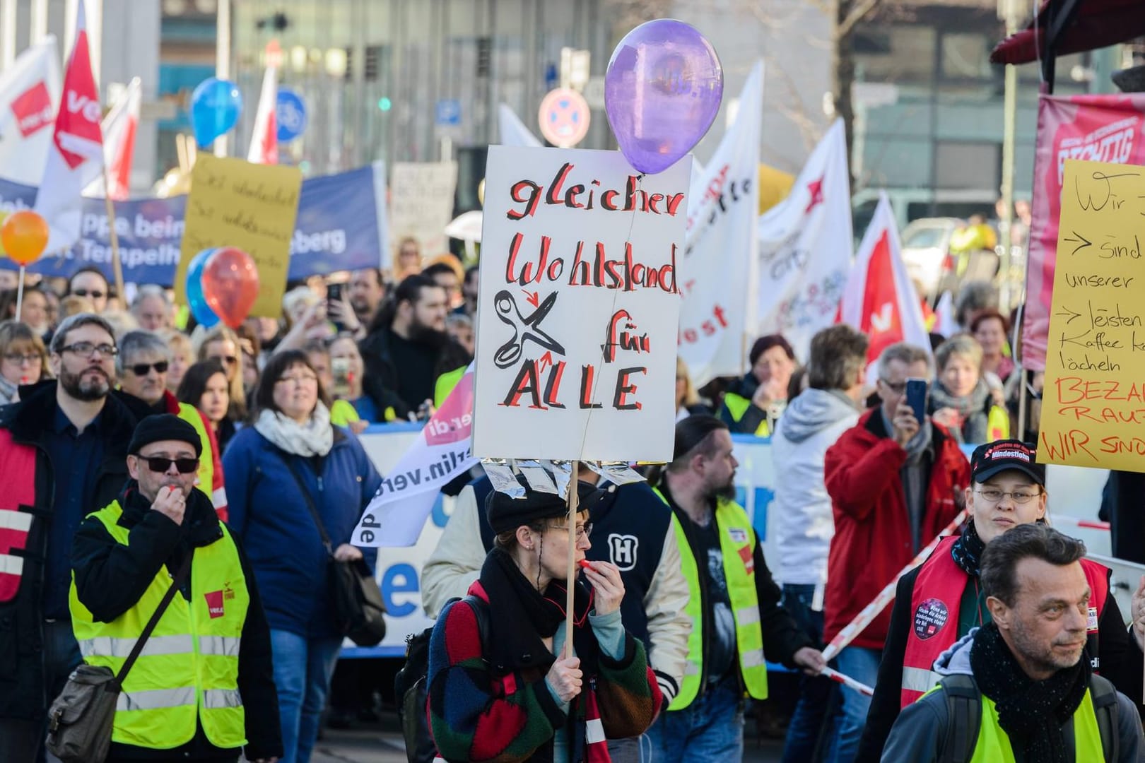 Warnstreik von Beschäftigten (Archivbild): Gewerkschaften setzen sich unter anderem für höhere Löhne ein.