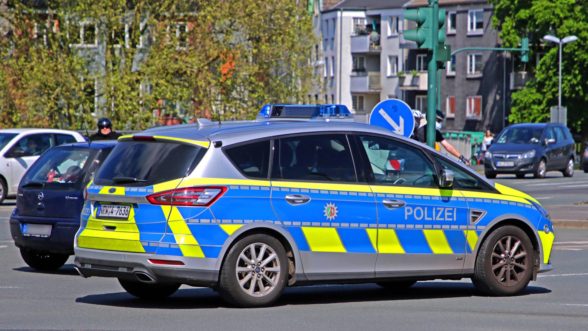 Einsatzfahrt der Polizei Essen (Symbolbild): Bei einem Unfall sind drei Menschen verletzt worden. Einsatzfahrt der Polizei Essen (Symbolbild): Bei einem Unfall sind drei Menschen verletzt worden.