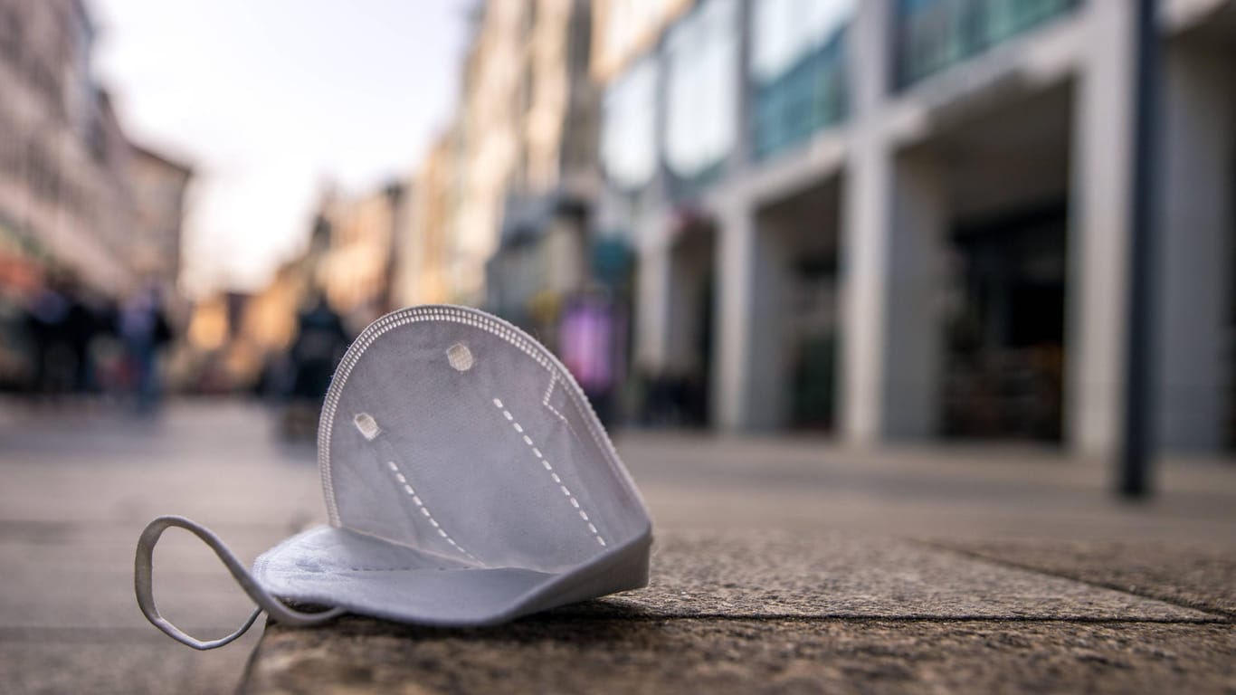 Eine FFP2-Maske liegt in der Leipziger Fußgängerzone auf dem Boden (Symbolbild): Die Stadt appelliert an die Bevölkerung, sich weiter an Hygiene- und Abstandsregeln zu halten.