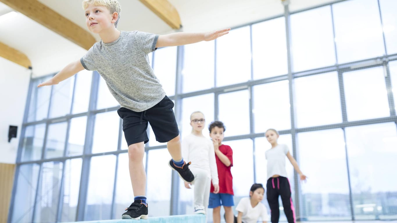 Grundschulkinder beim Schulsport (Symbolbild): Die Kinder in Baden-Württemberg haben sich laut einer Studie in der Corona-Zeit deutlich weniger bewegt.