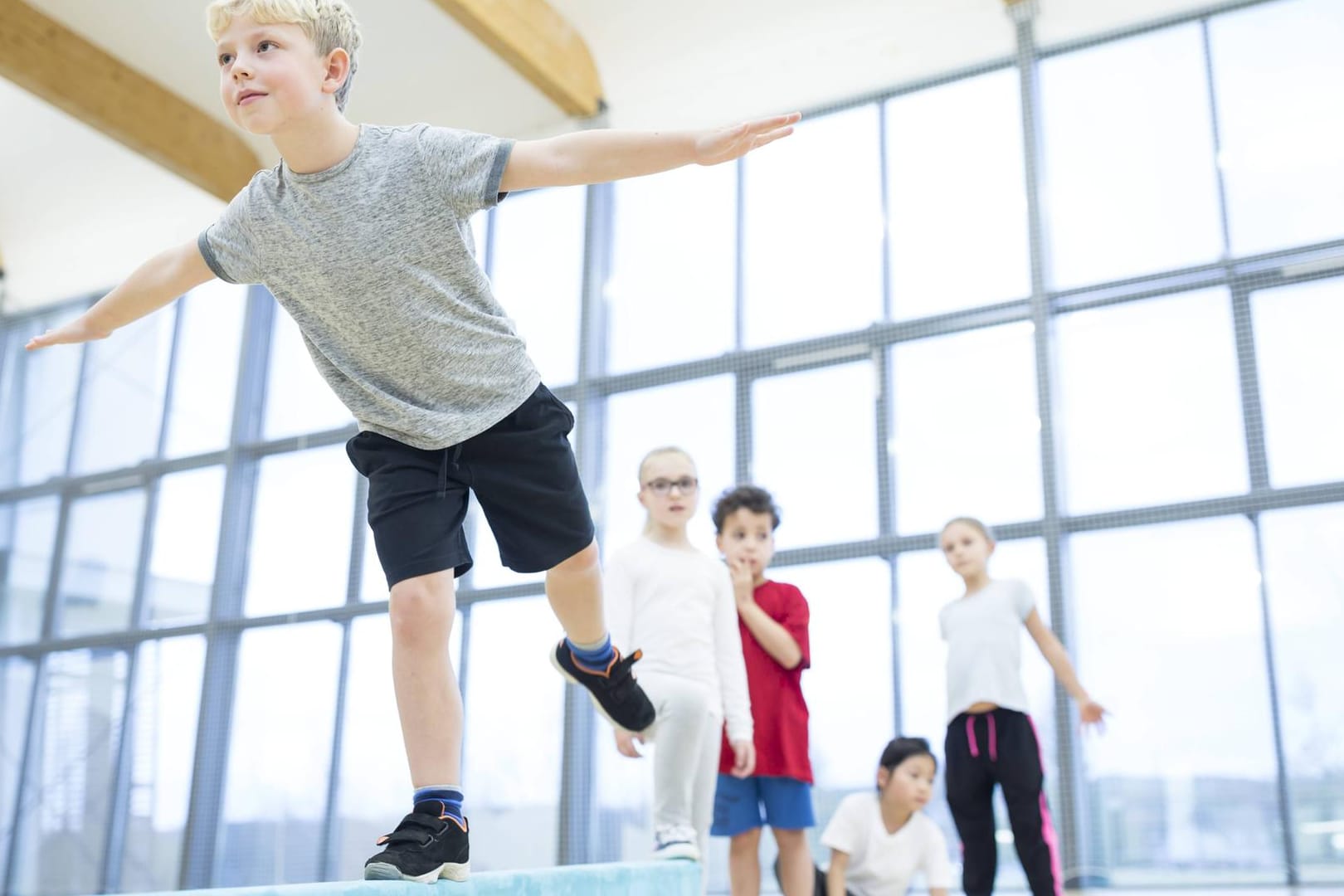 Grundschulkinder beim Schulsport (Symbolbild): Die Kinder in Baden-Württemberg haben sich laut einer Studie in der Corona-Zeit deutlich weniger bewegt.