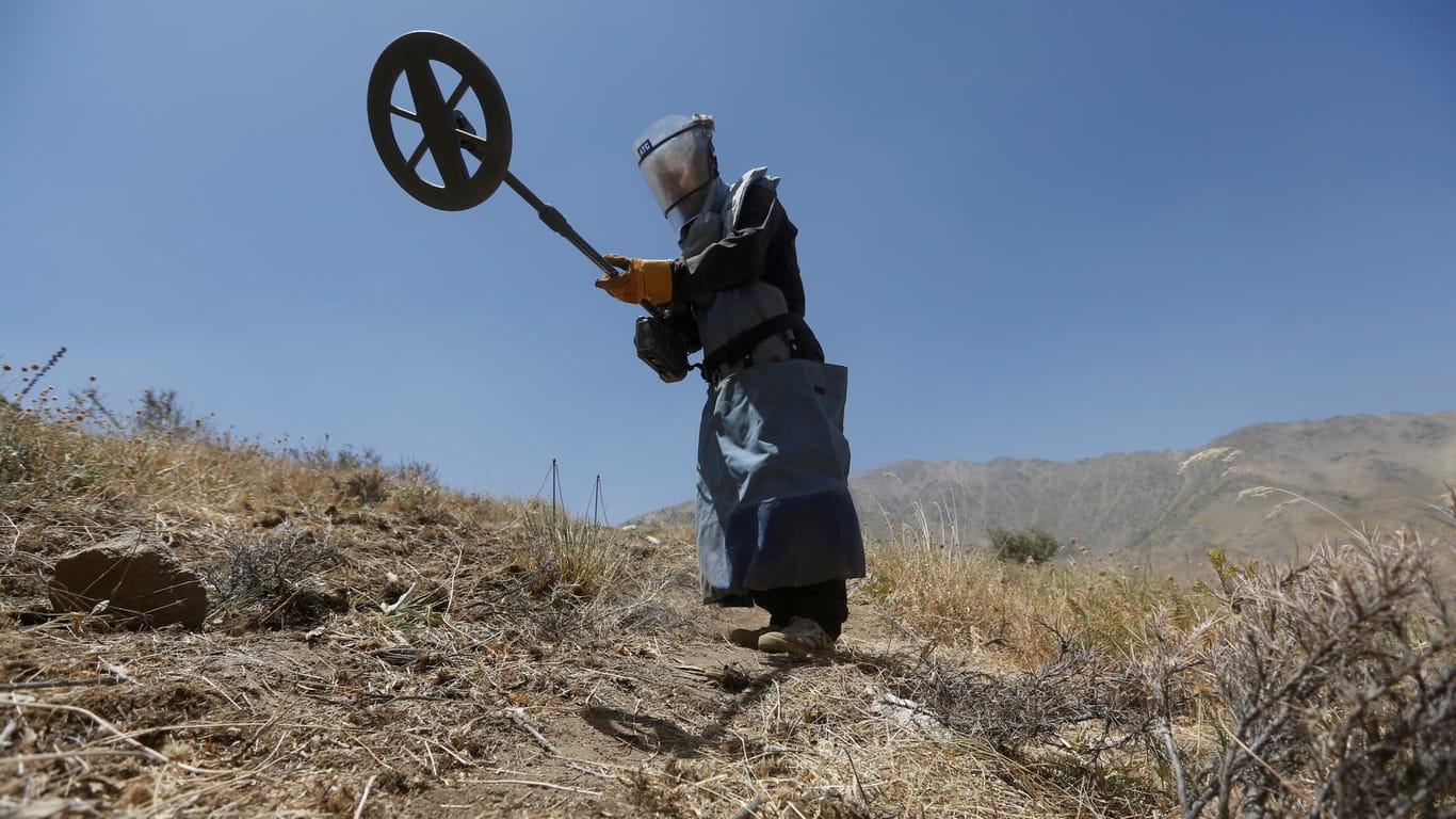 Mitarbeiter sucht nach Landminen: Mehrere Minenräumarbeiter sind getötet worden.
