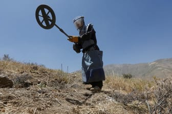 Mitarbeiter sucht nach Landminen: Mehrere Minenräumarbeiter sind getötet worden.