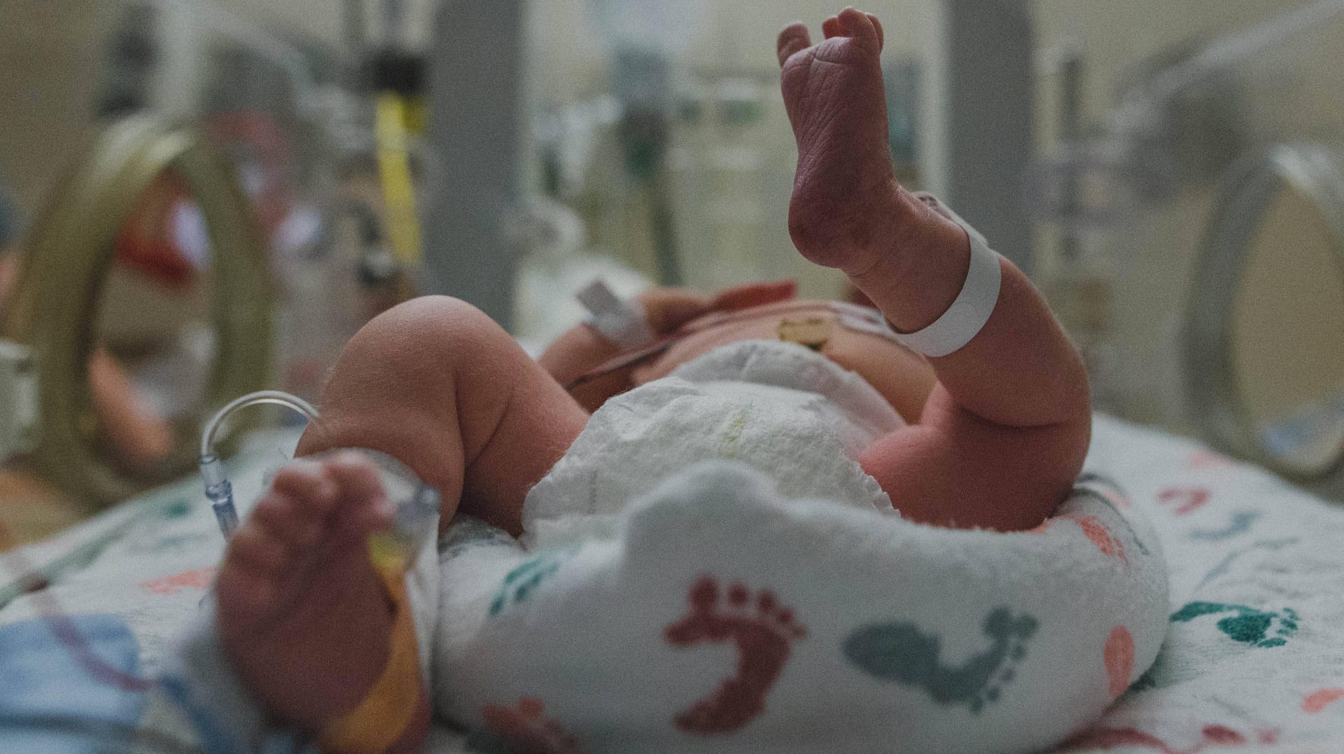 Ein Baby auf einer Frühchenstation: In Südafrika ist eine Frau, die Zehnlinge geboren haben soll, mit ihren Babys wie vom Erdboden verschluckt.