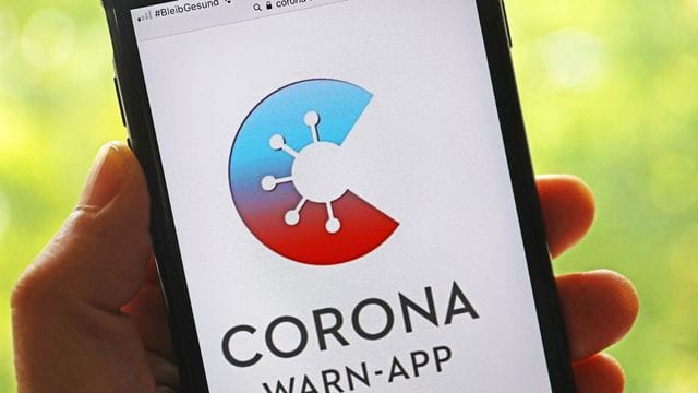 Die offizielle Corona-Warn-App ist auf einem Smartphone zu sehen.