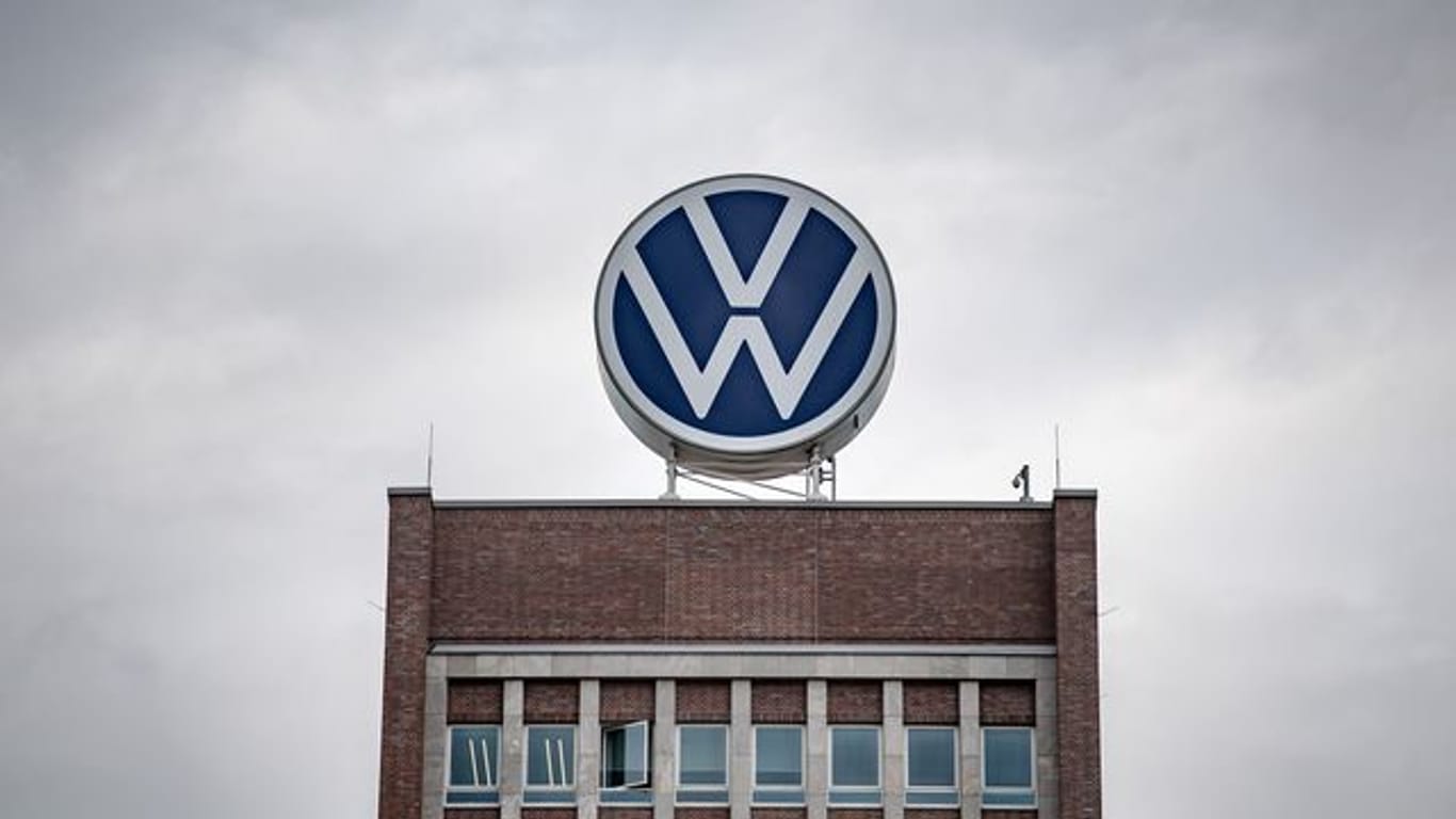 Ein großes VW-Logo ist zu sehen
