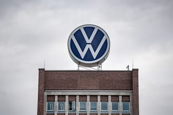 Ein großes VW-Logo ist zu sehen